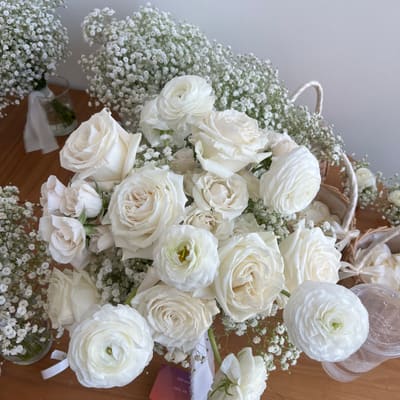 A bouquet of white roses